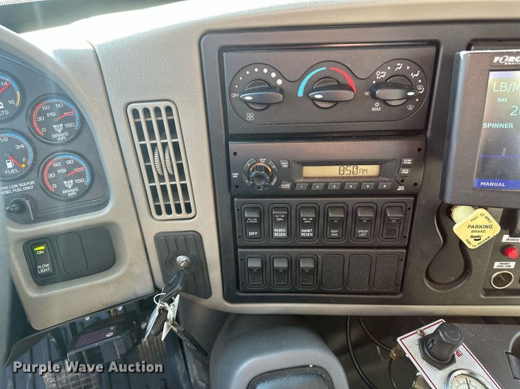 image for item DV0683 2012 International  7400SBA dump truck