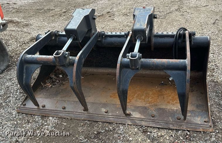 image for item DV0693 2019 Bobcat 66 IND GRPL BKT skid steer grapple bucket