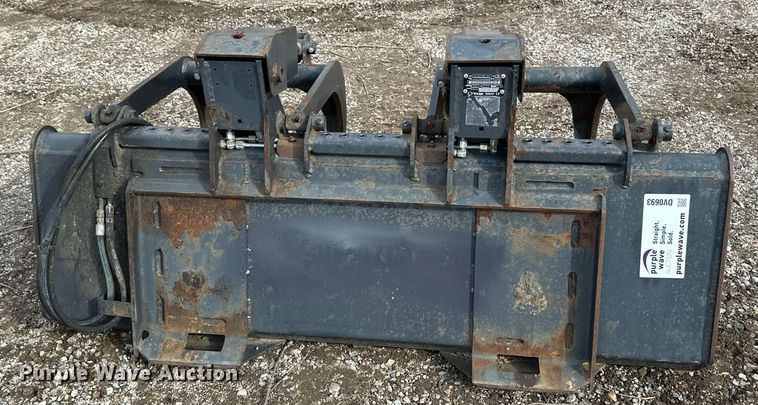 image for item DV0693 2019 Bobcat 66 IND GRPL BKT skid steer grapple bucket