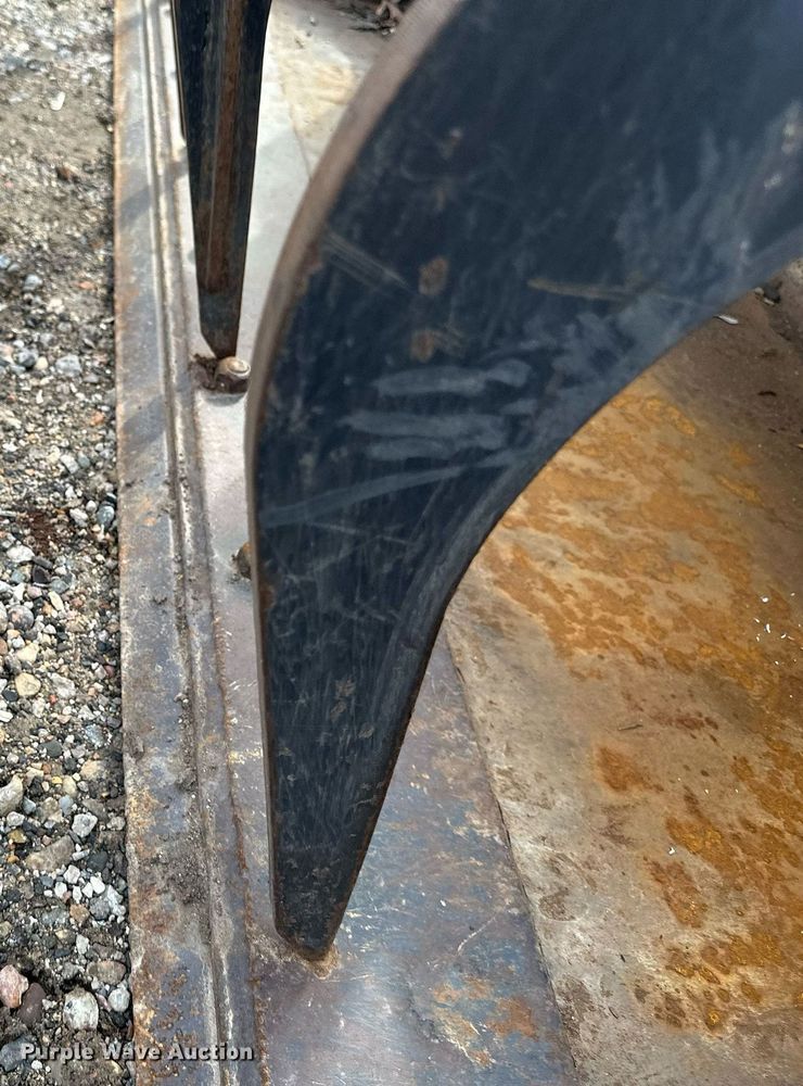 image for item DV0693 2019 Bobcat 66 IND GRPL BKT skid steer grapple bucket