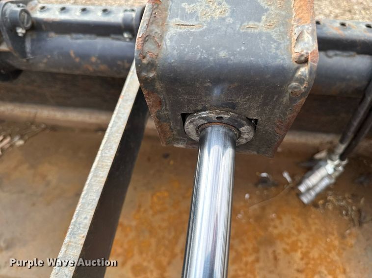 image for item DV0693 2019 Bobcat 66 IND GRPL BKT skid steer grapple bucket