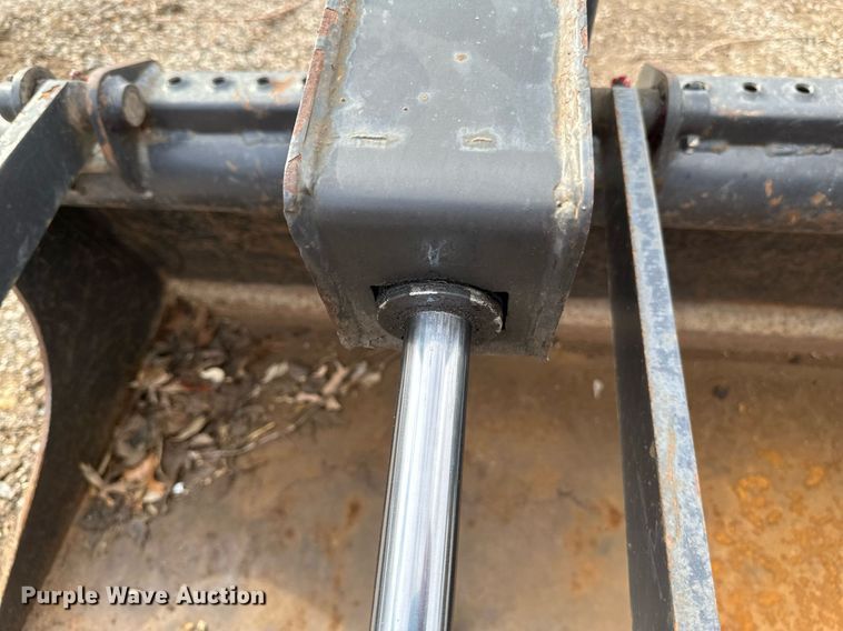 image for item DV0693 2019 Bobcat 66 IND GRPL BKT skid steer grapple bucket