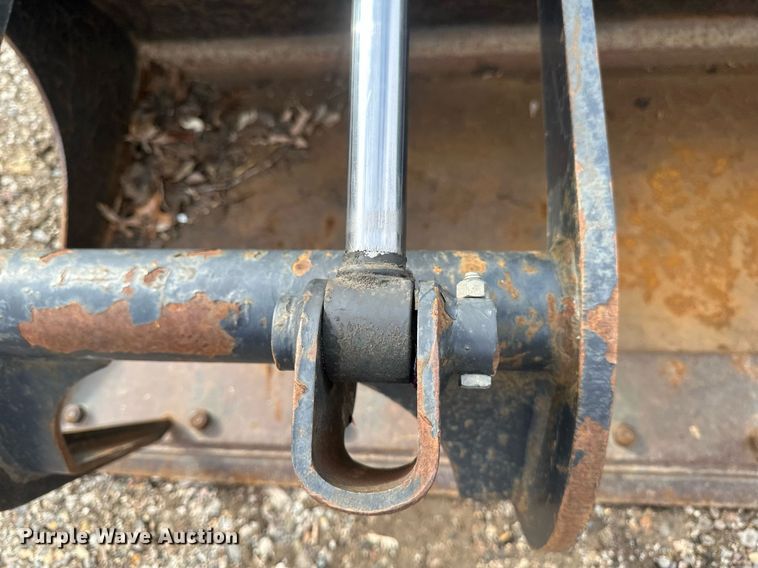 image for item DV0693 2019 Bobcat 66 IND GRPL BKT skid steer grapple bucket