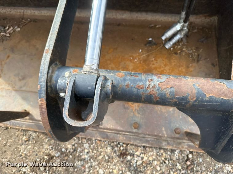 image for item DV0693 2019 Bobcat 66 IND GRPL BKT skid steer grapple bucket