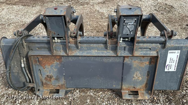 image for item DV0693 2019 Bobcat 66 IND GRPL BKT skid steer grapple bucket