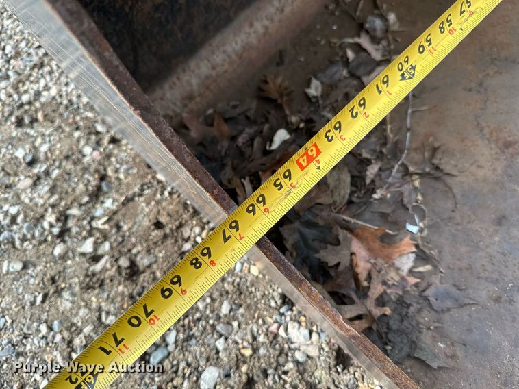 image for item DV0693 2019 Bobcat 66 IND GRPL BKT skid steer grapple bucket