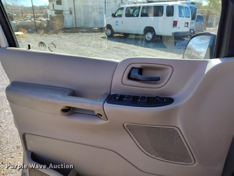 image for item DV6726 2002 Ford Windstar LX van