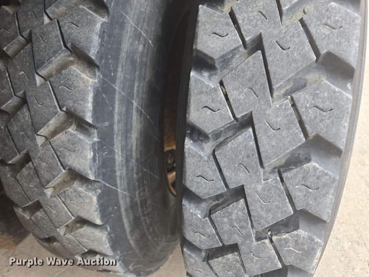 image for item DW1869 2010 International 7400 dump truck