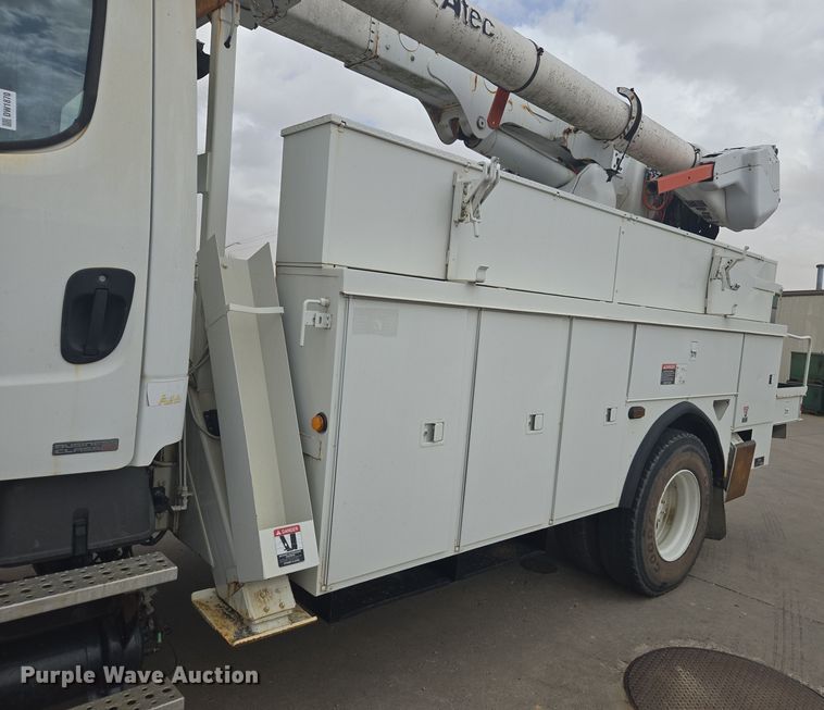 image for item DW1870 2007 Freightliner M2 106 bucket truck