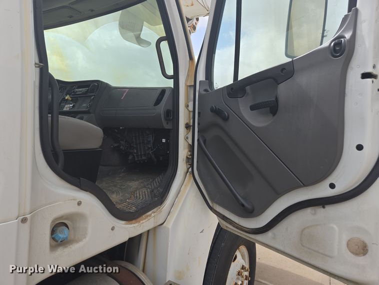 image for item DW1870 2007 Freightliner M2 106 bucket truck