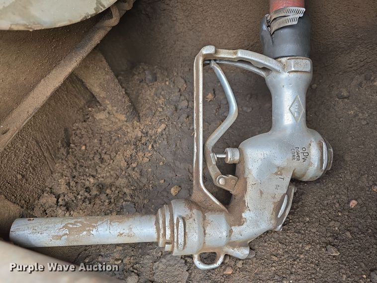 image for item DW3244 1985 Ford F800 fuel truck