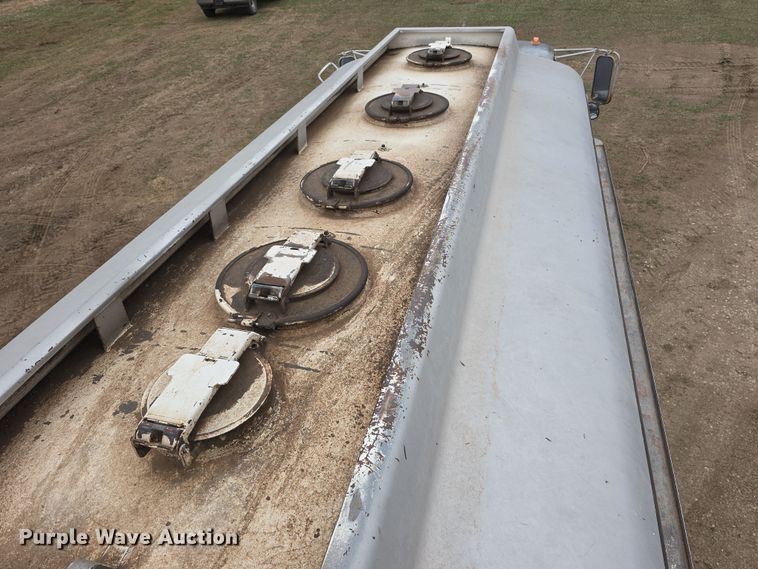 image for item DW3244 1985 Ford F800 fuel truck