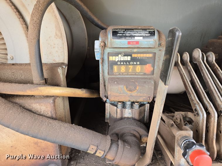 image for item DW3244 1985 Ford F800 fuel truck