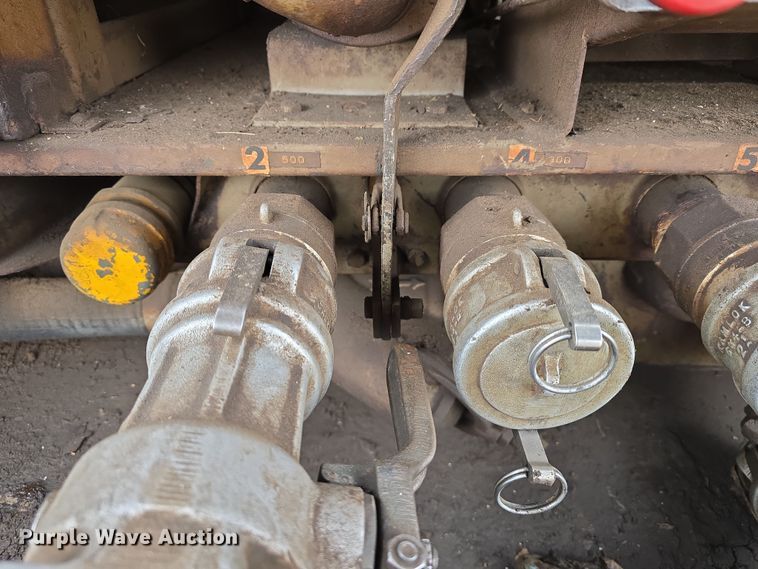 image for item DW3244 1985 Ford F800 fuel truck