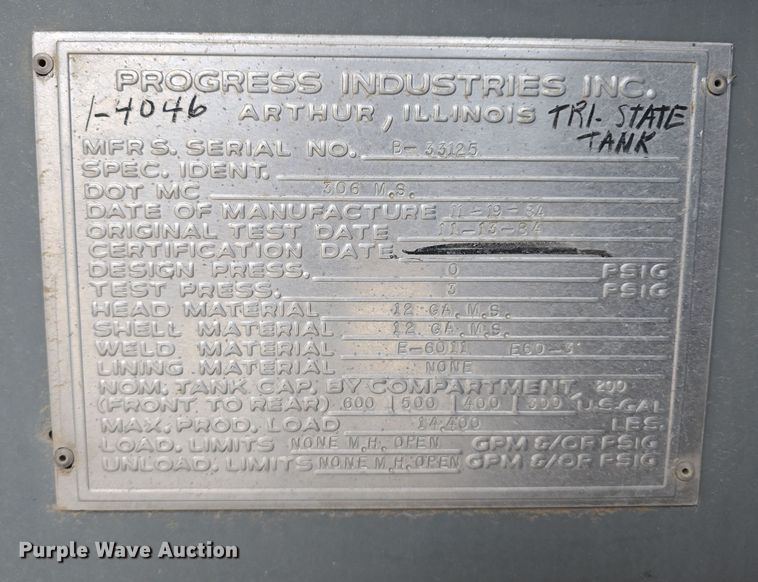 image for item DW3244 1985 Ford F800 fuel truck