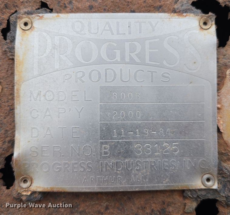 image for item DW3244 1985 Ford F800 fuel truck