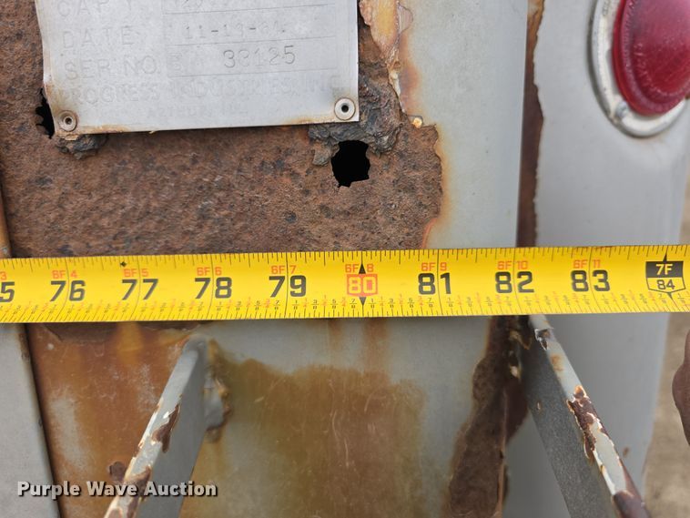 image for item DW3244 1985 Ford F800 fuel truck