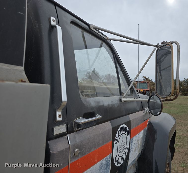 image for item DW3244 1985 Ford F800 fuel truck