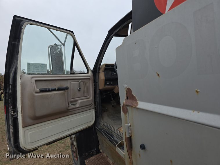 image for item DW3244 1985 Ford F800 fuel truck