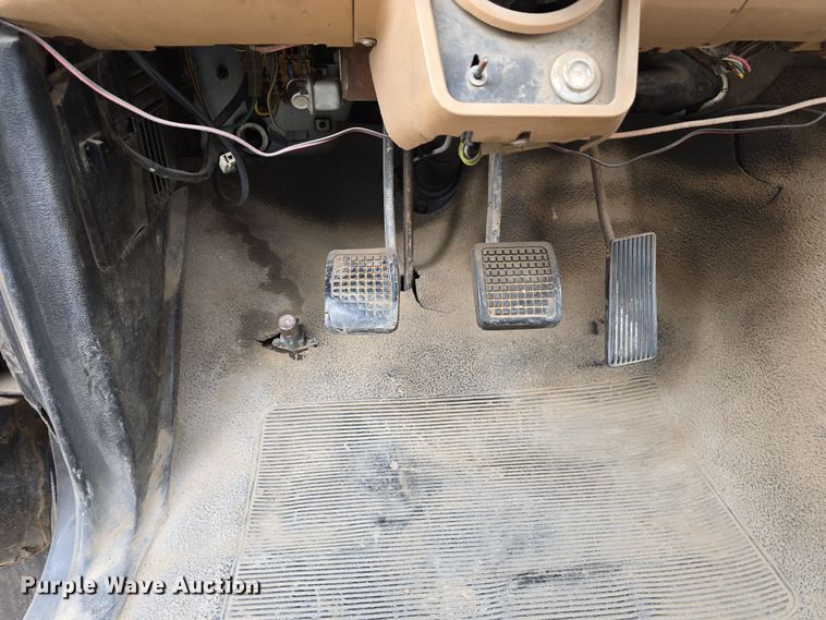 image for item DW3244 1985 Ford F800 fuel truck