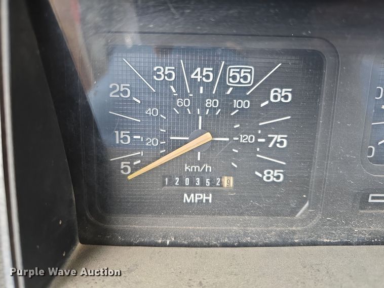 image for item DW3244 1985 Ford F800 fuel truck