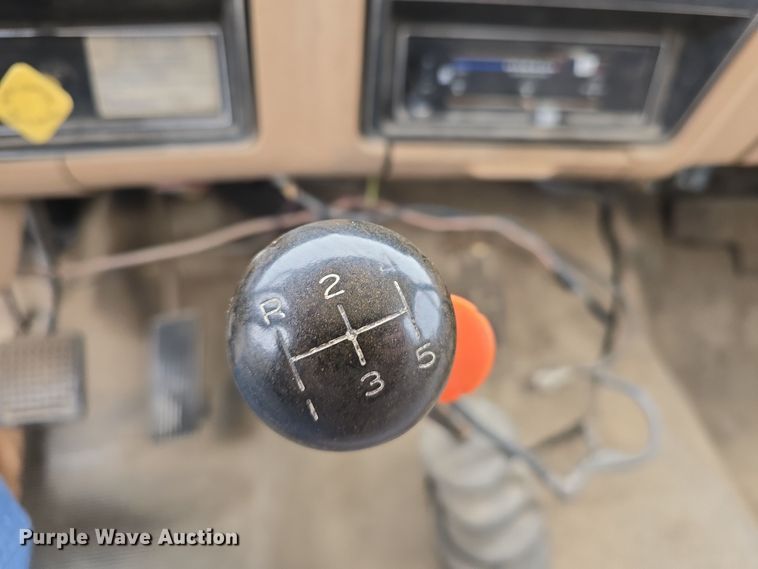 image for item DW3244 1985 Ford F800 fuel truck