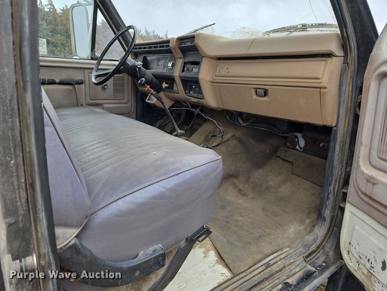 image for item DW3244 1985 Ford F800 fuel truck