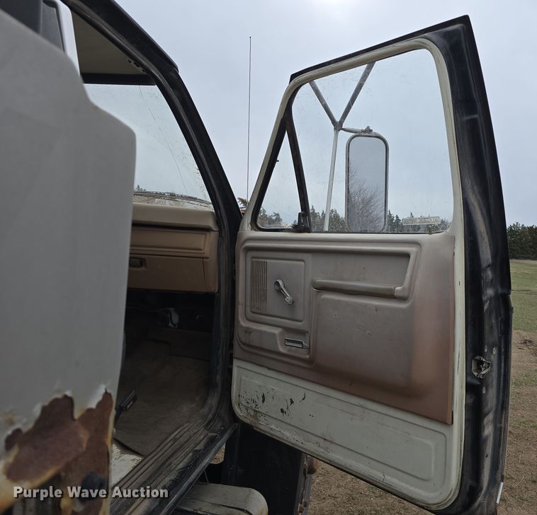 image for item DW3244 1985 Ford F800 fuel truck