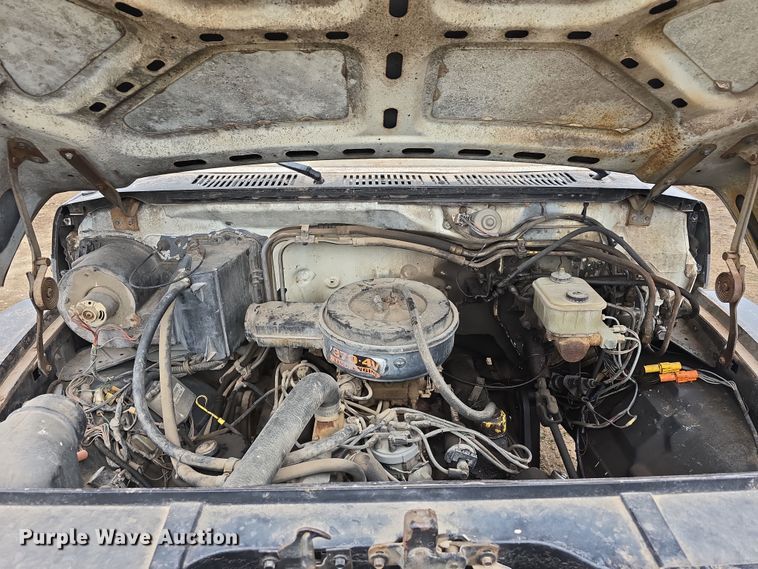 image for item DW3244 1985 Ford F800 fuel truck