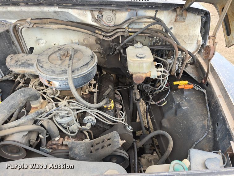 image for item DW3244 1985 Ford F800 fuel truck