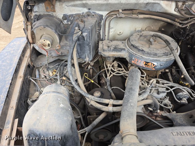 image for item DW3244 1985 Ford F800 fuel truck