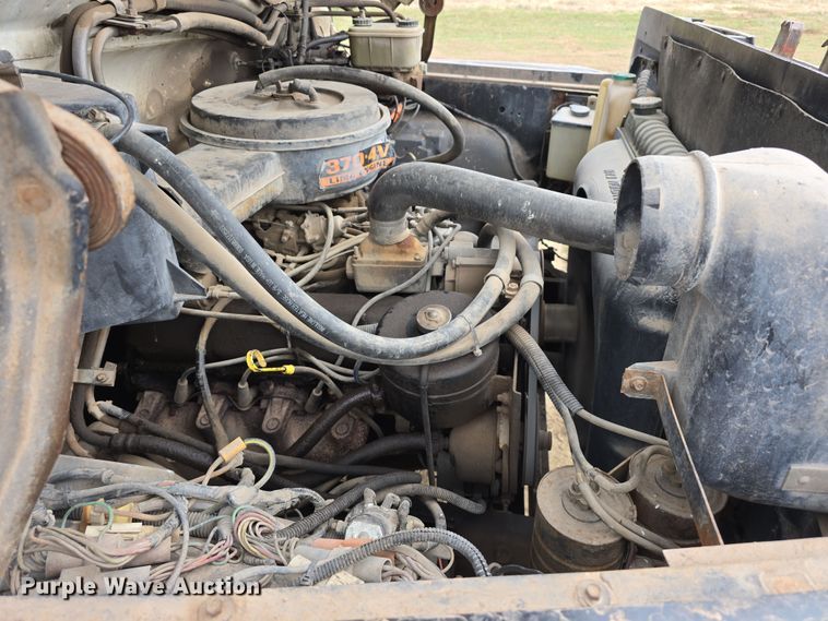 image for item DW3244 1985 Ford F800 fuel truck