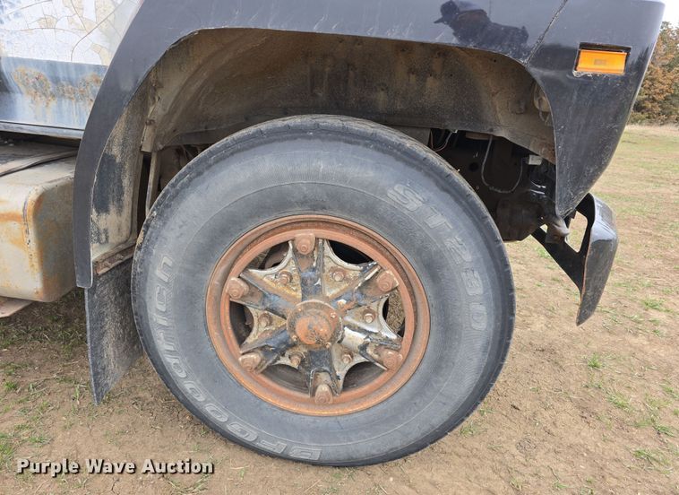 image for item DW3244 1985 Ford F800 fuel truck