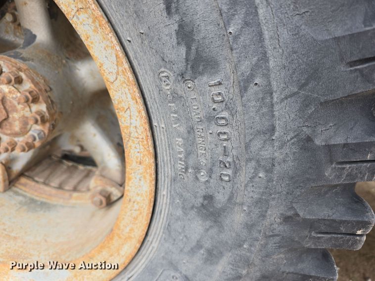 image for item DW3244 1985 Ford F800 fuel truck