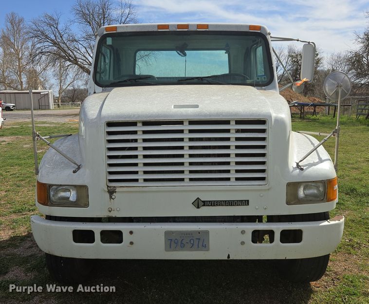 image for item DW8603 2001 International 4700 truck cab and chassis