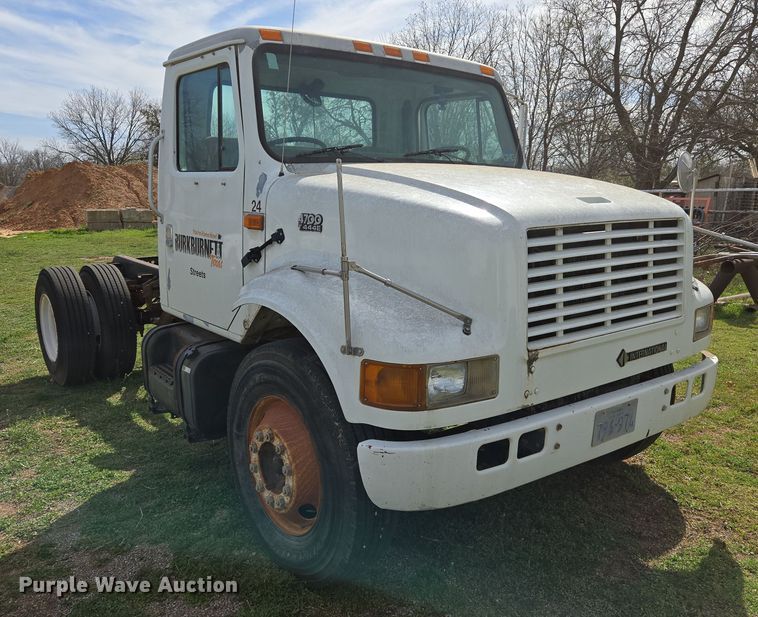 image for item DW8603 2001 International 4700 truck cab and chassis