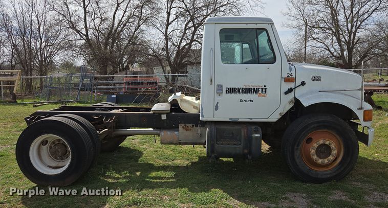 image for item DW8603 2001 International 4700 truck cab and chassis