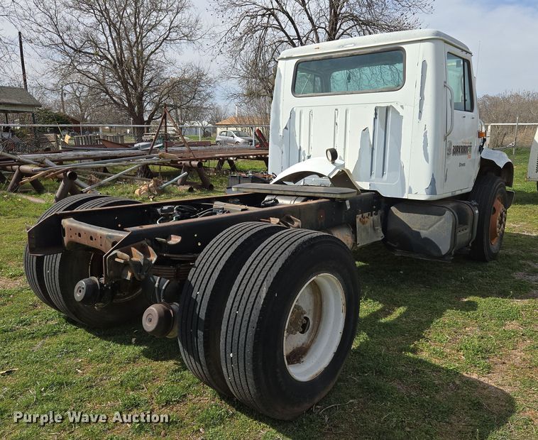 image for item DW8603 2001 International 4700 truck cab and chassis