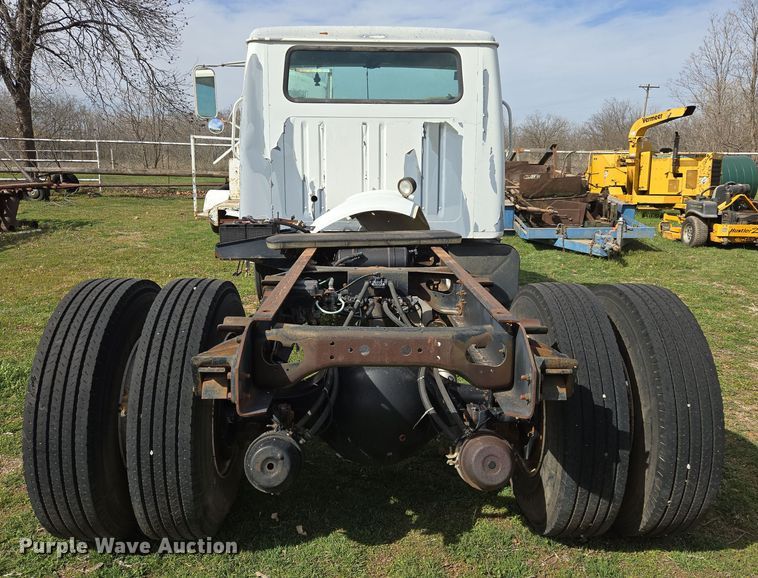 image for item DW8603 2001 International 4700 truck cab and chassis