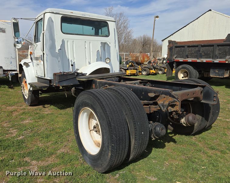 image for item DW8603 2001 International 4700 truck cab and chassis