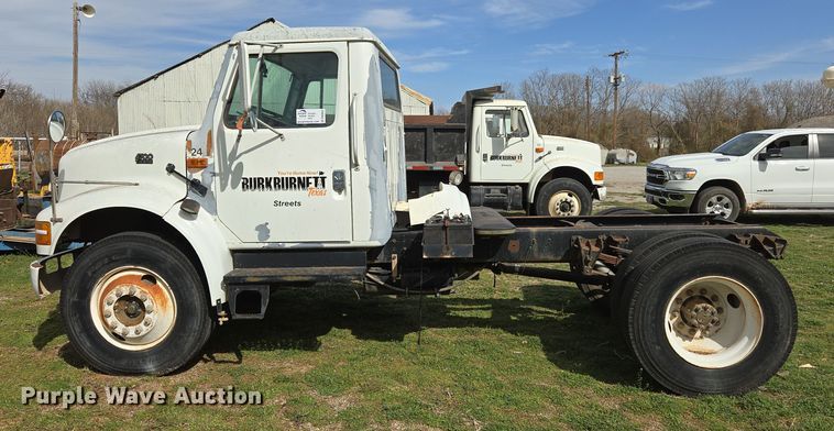 image for item DW8603 2001 International 4700 truck cab and chassis