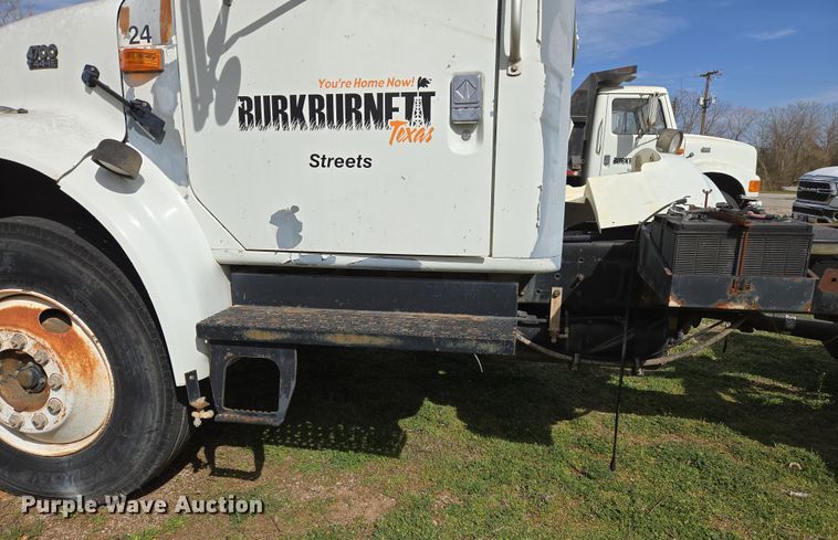 image for item DW8603 2001 International 4700 truck cab and chassis