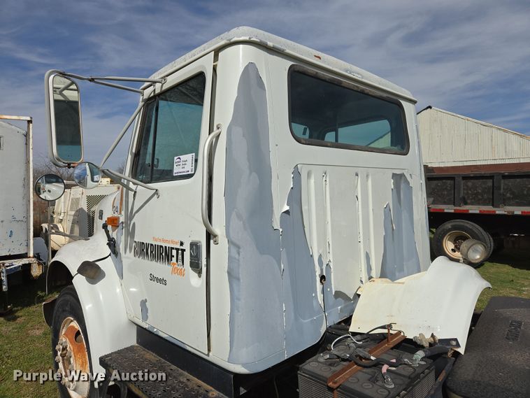 image for item DW8603 2001 International 4700 truck cab and chassis