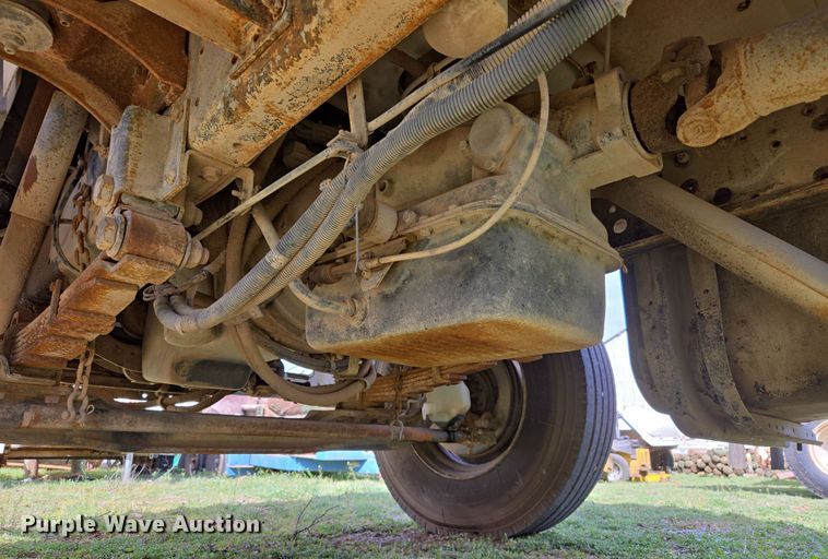 image for item DW8603 2001 International 4700 truck cab and chassis