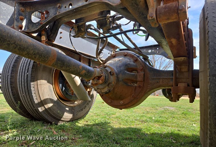 image for item DW8603 2001 International 4700 truck cab and chassis