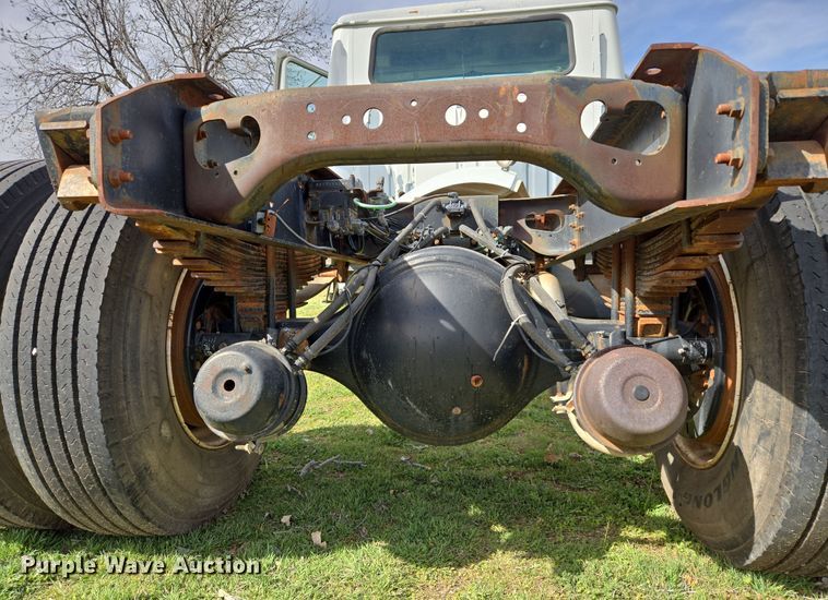 image for item DW8603 2001 International 4700 truck cab and chassis