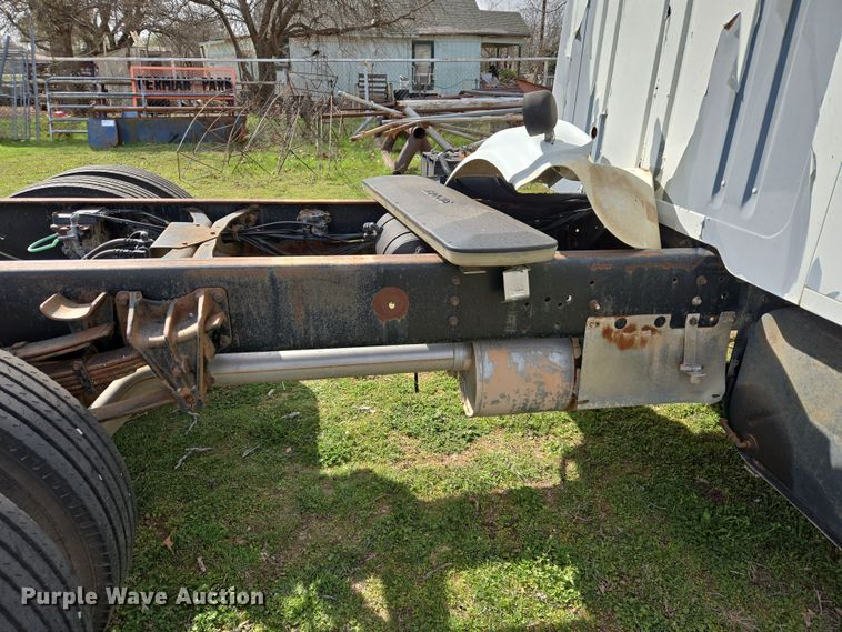 image for item DW8603 2001 International 4700 truck cab and chassis