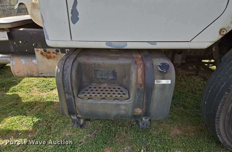 image for item DW8603 2001 International 4700 truck cab and chassis