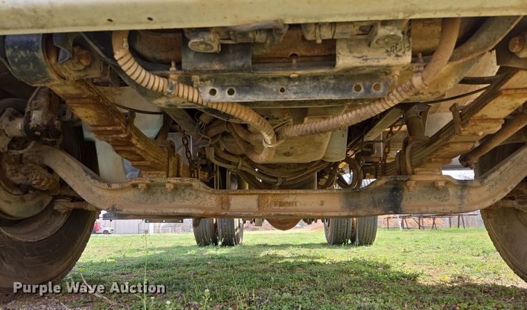 image for item DW8603 2001 International 4700 truck cab and chassis