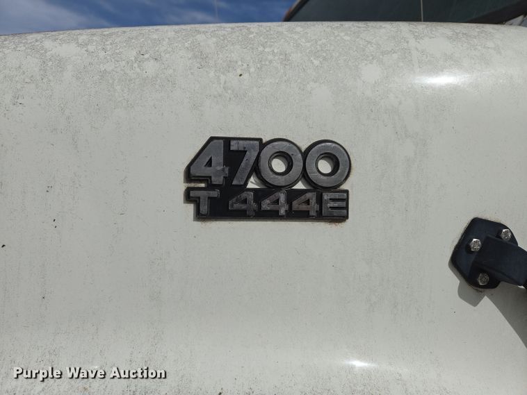 image for item DW8603 2001 International 4700 truck cab and chassis